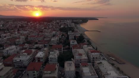 Vista-Aérea-De-La-Pequeña-Ciudad-Turística-Al-Amanecer-En-Nea-Kallikratia-Grecia