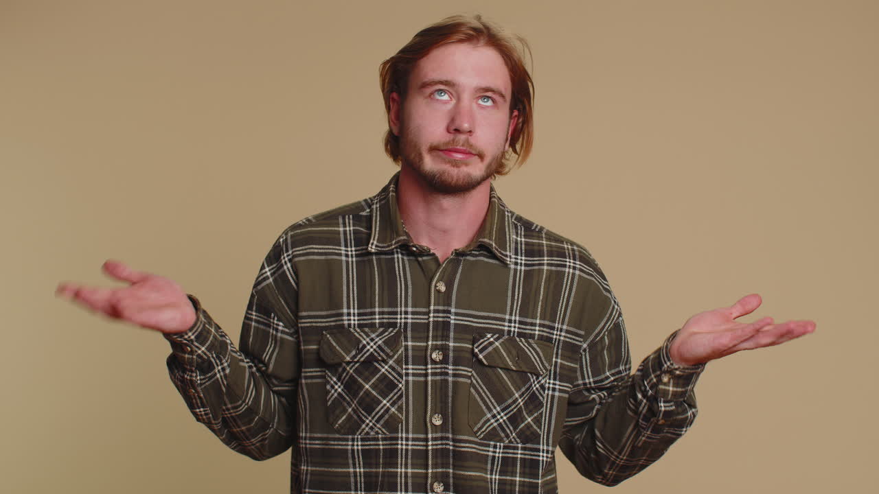 화가 난 관광객 세련된 남자 얼굴 손바닥 제스처, 지루한 느낌, 결과에 실망, 나쁜 소식