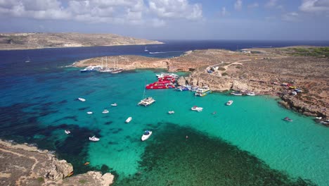 impresionante laguna de aguas azules coloridas en la isla de comino, malta