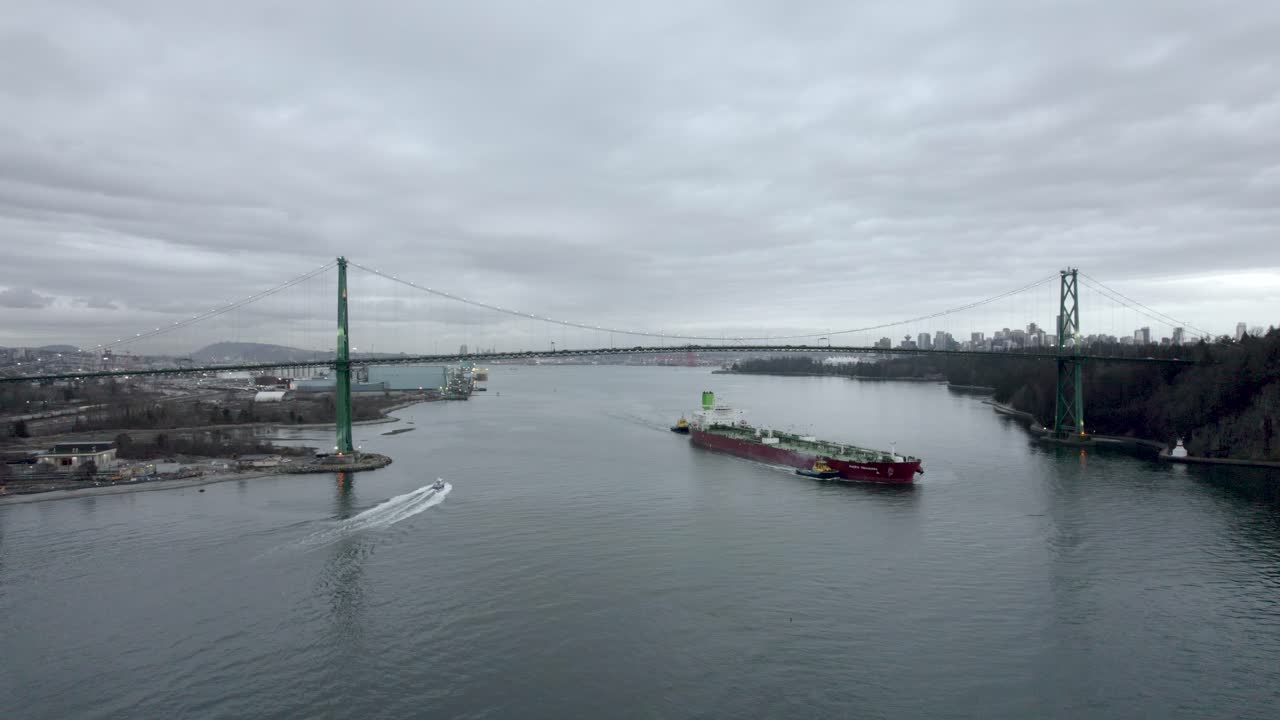 흐린 저녁에 캐나다 밴쿠버에 있는 라이온스 게이트 브리지의 공중 풍경 보기