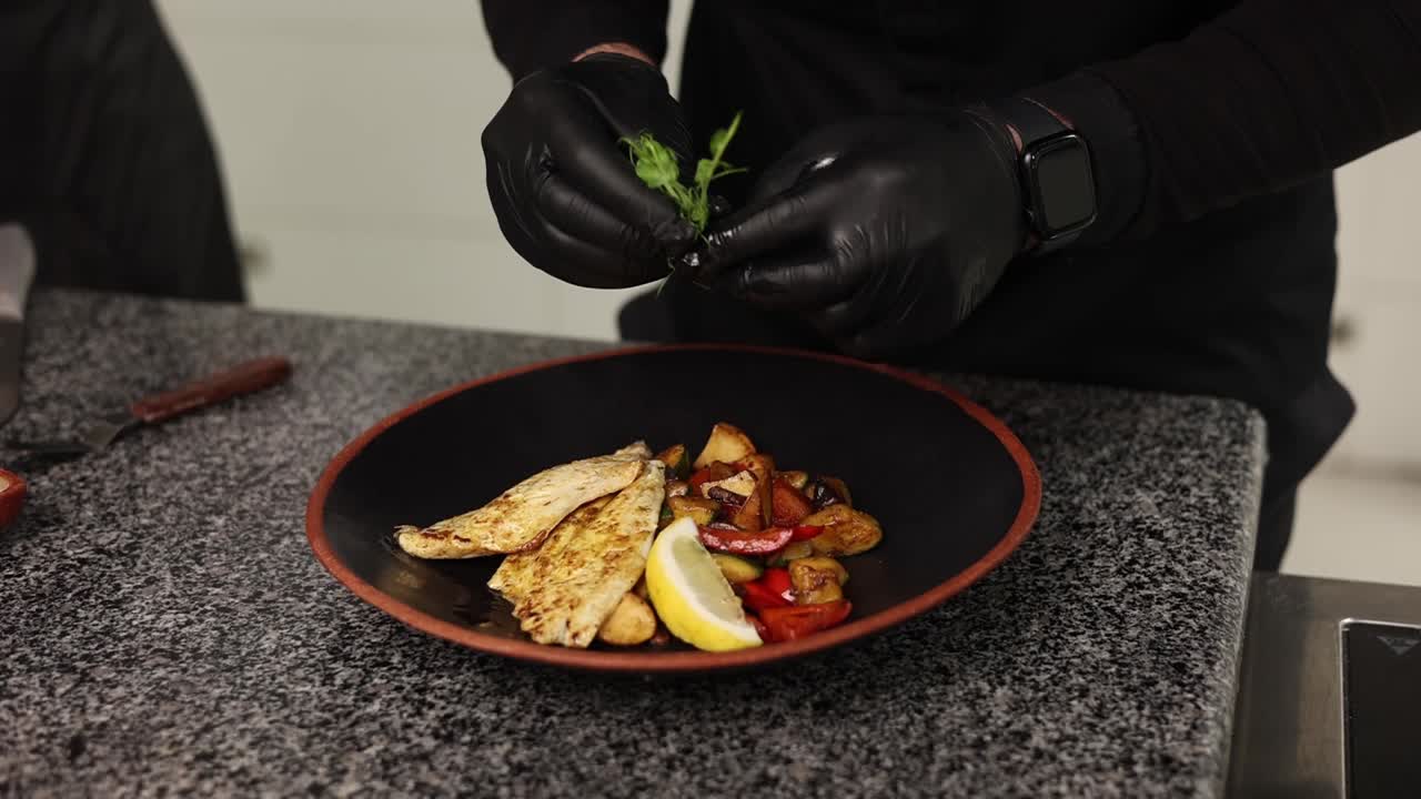 chef preparando un plato de pescado con verduras asadas