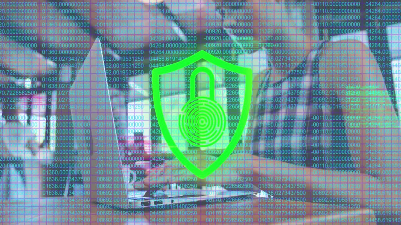 animación de un candado en el escudo, números, vista de ángulo bajo de una mujer biracial trabajando en una computadora portátil en cafés