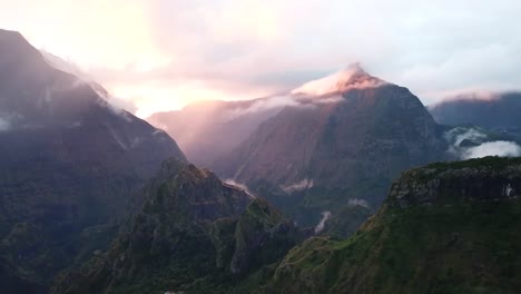 Mafate-4k-Imágenes-De-Drones-Al-Atardecer,-Isla-De-La-Reunión