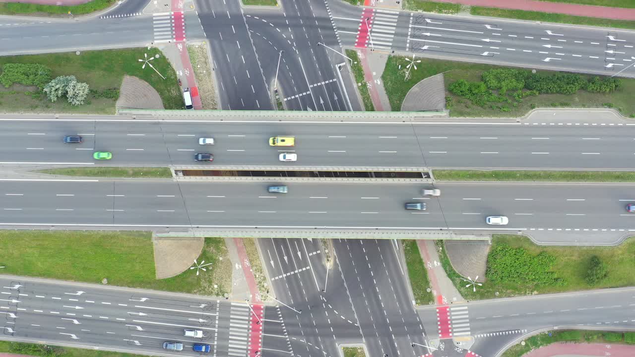 교통 i가 있는 고속도로 교차로의 조감도