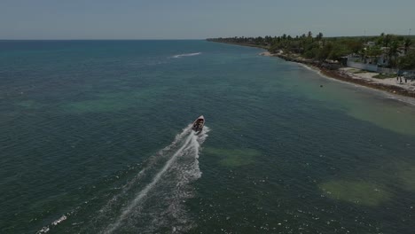 Barcos-Navegando-Por-La-Playa-De-Guayacanes,-San-Pedro-De-Macorís-En-República-Dominicana.