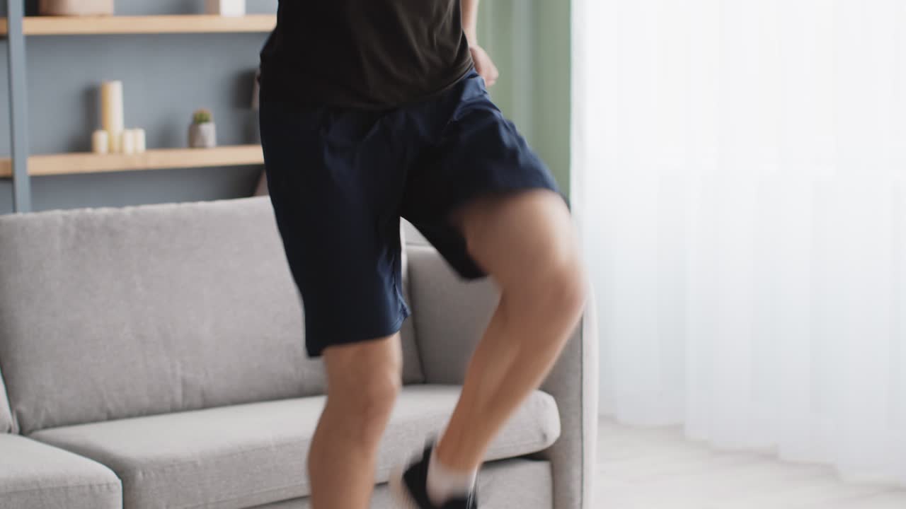 家で運動する男性