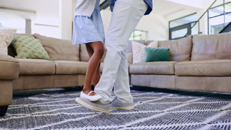 feliz, baile y pies de padre con la chica