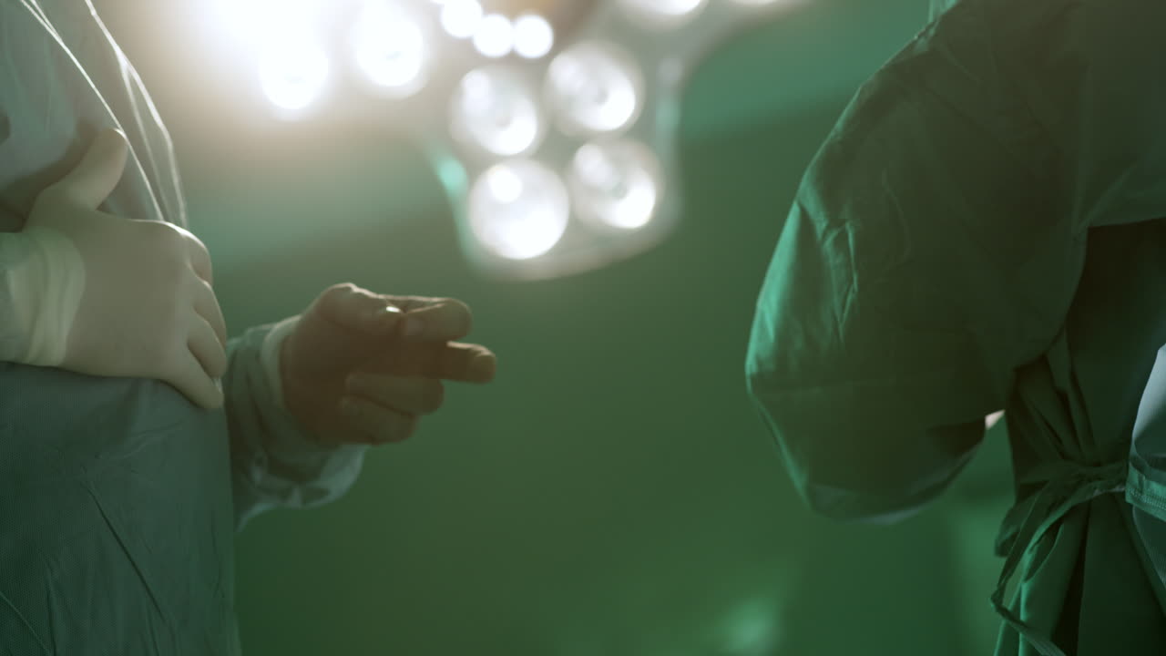 수술을 준비하는 외과 의사