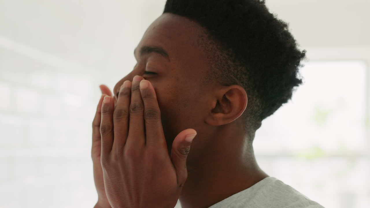 cuidado de la piel, espejo y belleza con hombre negro