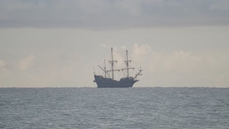 Réplica-De-Galeón-Andaluza-Del-Siglo-XVI-Navegando-En-El-Mar-Mediterráneo-En-Un-Hermoso-Día-Nublado-Al-Amanecer