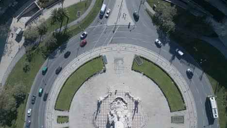 vista aérea de primer plano de la plaza marqués de pombal, lisboa, portugal