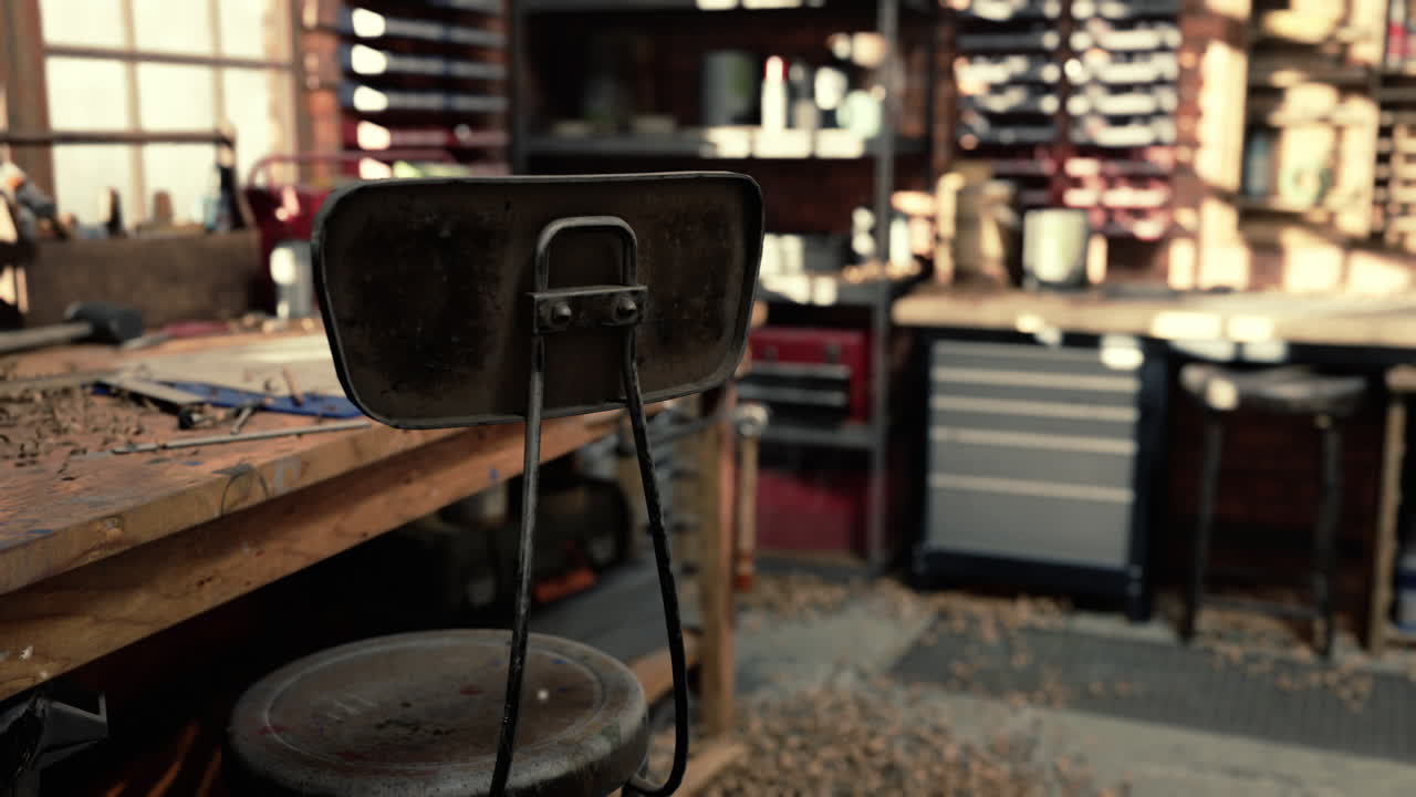 차고 에 있는 여러 가지 목수 도구 와 물품