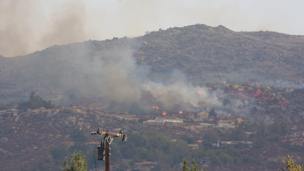 incendio forestal en las montañas en hemet, california, ee.uu. - 6 de septiembre de 2022