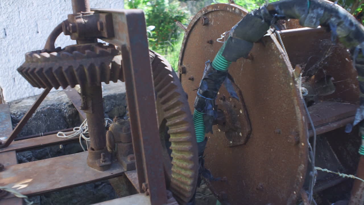 오래된 rustywell 메커니즘의 근접 촬영 영상