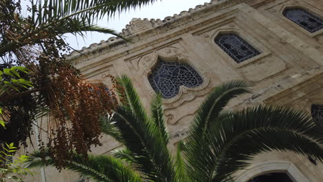 encuadre artístico de la iglesia bizantina de agios titos rodeada de palmeras