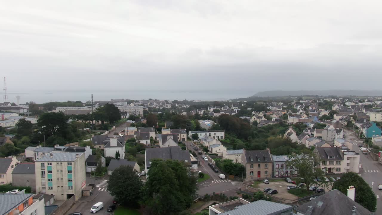 Panoramica aerea dolce verso destra che mostra i sobborghi della città di Brest in Francia