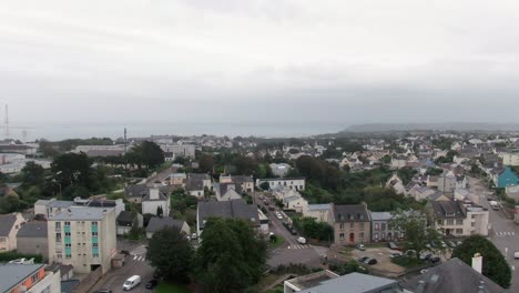 dolly aérea suave a la derecha viendo los suburbios de la ciudad de brest en francia