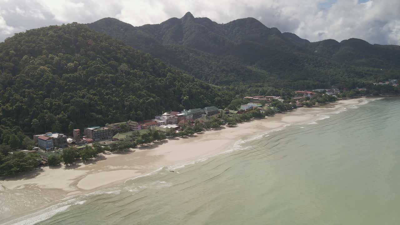 toma de órbita aérea de un pueblo de islas tropicales con selva, montañas, playas y centros turísticos en koh chang