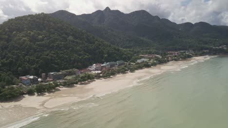 Toma-De-órbita-Aérea-Del-Pueblo-De-La-Isla-Tropical-Con-Selva,-Montañas,-Playa-Y-Centros-Turísticos-En-Koh-Chang