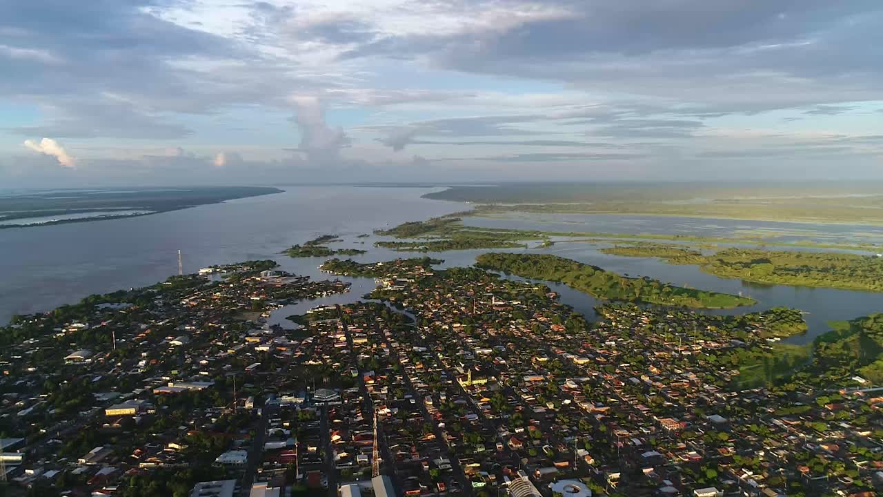 drone toma una vista aérea de la ciudad de parintins desde una gran altura en un día nublado en amazonas, brasil