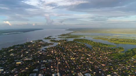 Drohne-Nehmen-Sie-An-Einem-Bewölkten-Tag-In-Amazonas,-Brasilien,-Einen-Luftblick-Auf-Die-Stadt-Parintins-Aus-Großer-Höhe