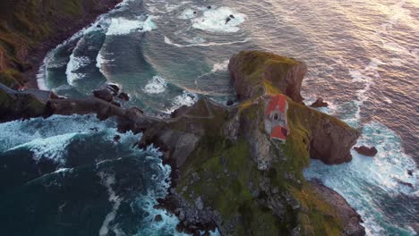 vista aérea al atardecer de la ermita de gaztelugatxeko en la región del país vasco norte de españa