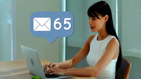mujer escribiendo en una computadora portátil 4k