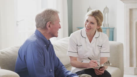 doctora visitando a un anciano en su casa para un chequeo médico
