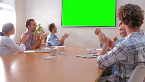 equipo creativo mirando la pantalla verde