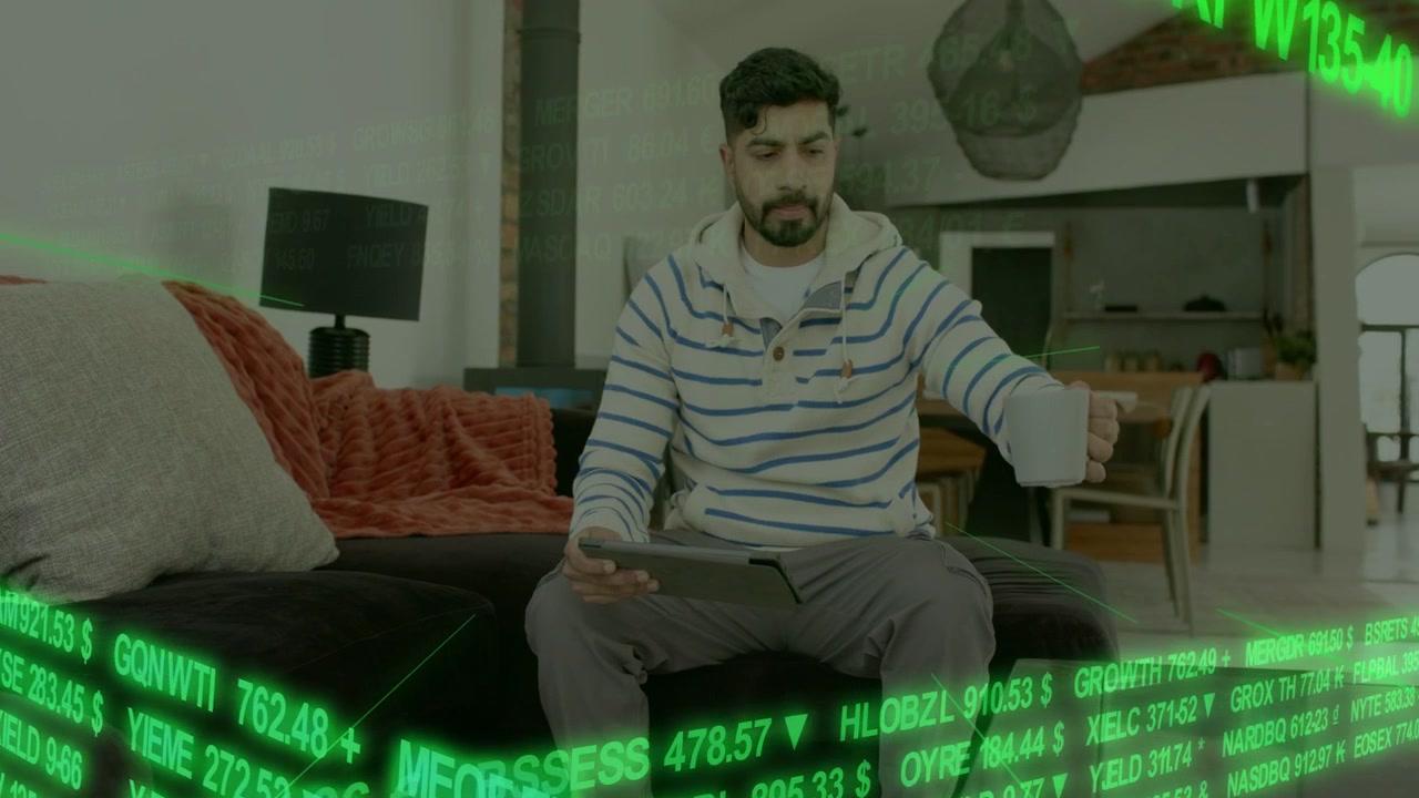 Uomo che sorseggia da una tazza bianca, tiene un tablet, scorre un ticker verde che mostra il monitoraggio delle azioni e sposta la tazza