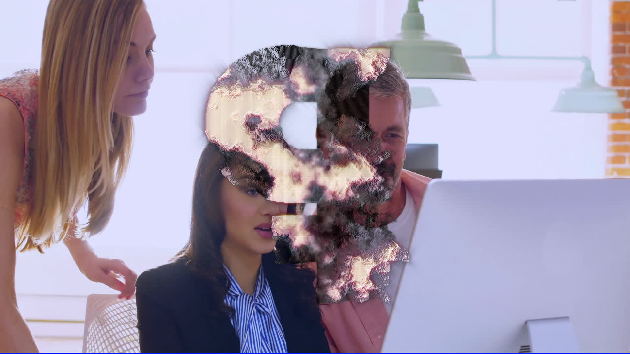 animación del cráneo sobre personas de negocios que trabajan juntos en la computadora en la oficina