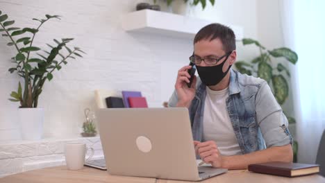 el hombre estresado en la computadora portátil masajeando templos teniendo problemas de negocios sentado en casa.