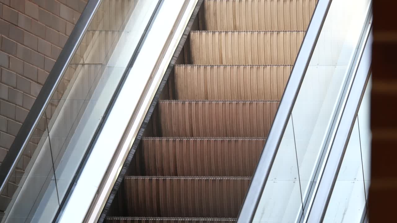 건물의 에스컬레이터