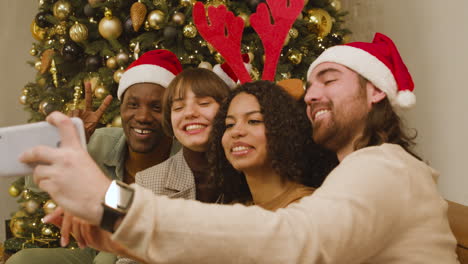 Amigos-Celebrando-La-Navidad