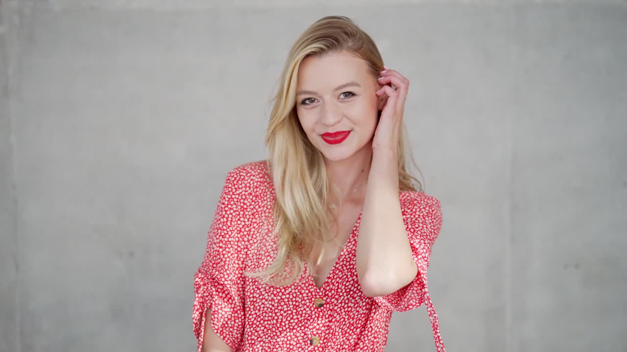 женщина в красном платье