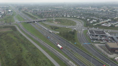 Blick-Aus-Der-Vogelperspektive-Auf-Den-Verkehr-Auf-Der-Autobahn