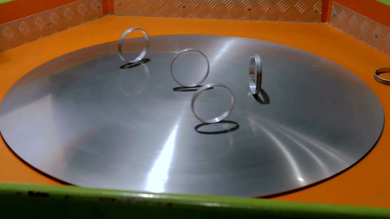 금속 회전 표면에 움직이는 반지