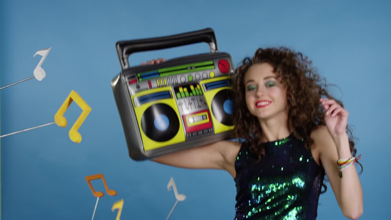 Ragazza con un vecchio registratore a cassette