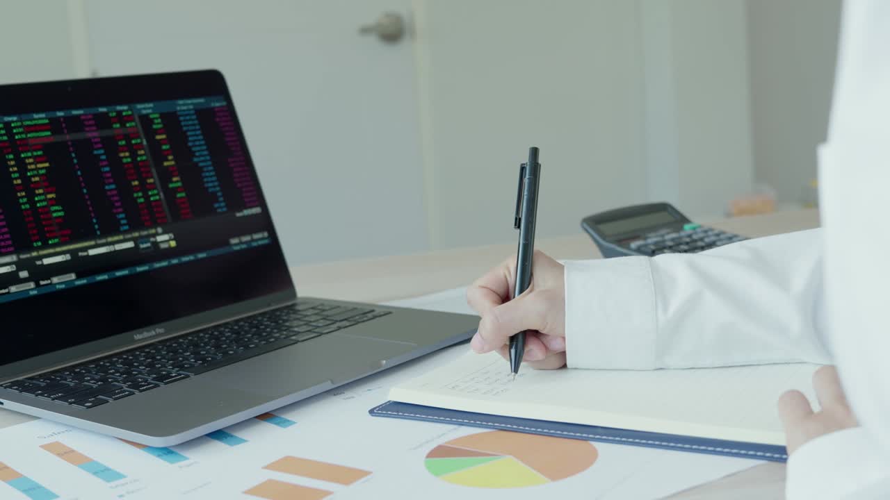 los dueños de negocios están investigando la rentabilidad de las acciones mirando las ganancias y el crecimiento de la compañía. los hombres de negocios están rastreando los precios de las acciones de la compañía a través de una aplicación.