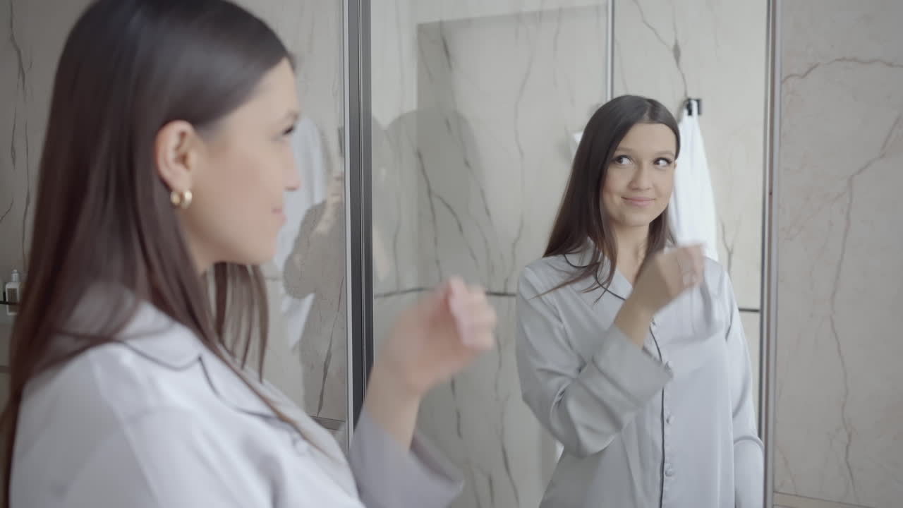 Donna che si prepara in bagno