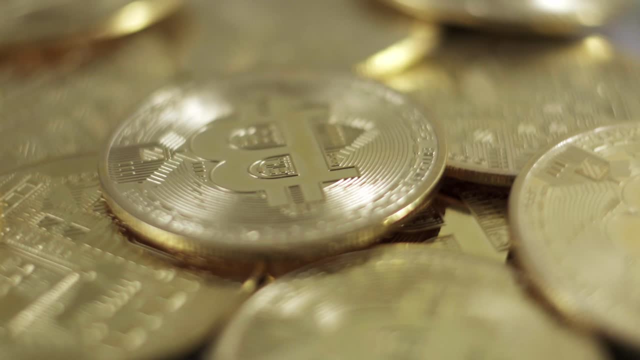 btc bitcoin monedas de oro girando, dinero criptográfico de cerca estudio disparó concepto de inversión