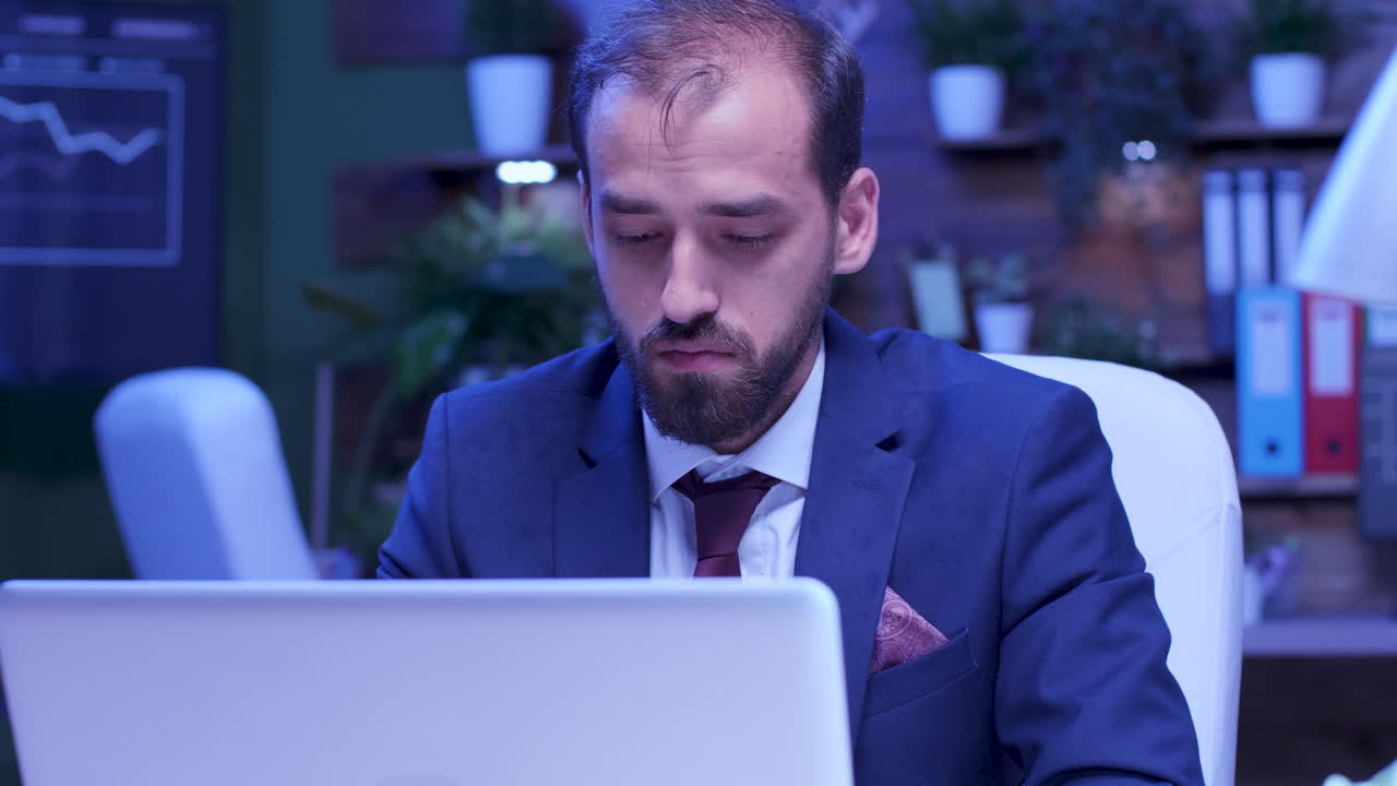 Müder und gestresster Geschäftsmann im Büro