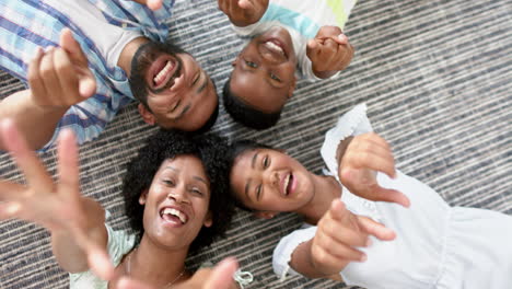 Retrato-Aéreo-De-Felices-Padres-Y-Niños-Afroamericanos-Tumbados-Al-Sol-Ondeando,-En-Cámara-Lenta