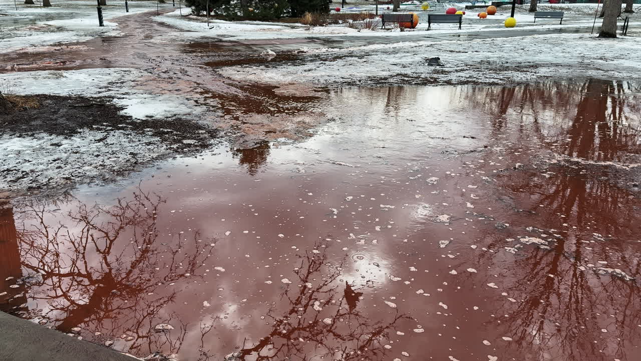Kar eriyikleri park yolundan coşarak çevredeki zemine yayıldıkça bahar hızla gelir, tanıdık bir şehir yürüyüş yolunu zorlu bir ilk çözülmeye dönüştürür.
